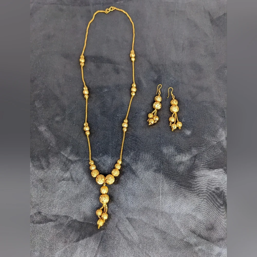 NWOT, INDIAN NECKLACE AND EARRINGS SET. - Picture 2 of 3